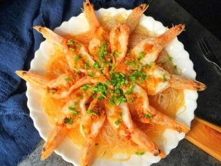 蒜蓉粉丝蒸虾,出锅后，撒点葱花点缀下即可上桌开吃了。