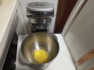 安心油条,厨师机里放入清水蛋液