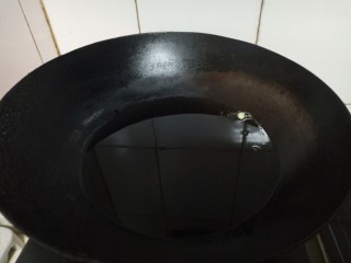 安心油条,热油锅，放入揪一块面团扔进油锅，面团迅速膨起说明油温高了
