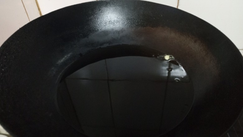安心油条,热油锅，放入揪一块面团扔进油锅，面团迅速膨起说明油温高了