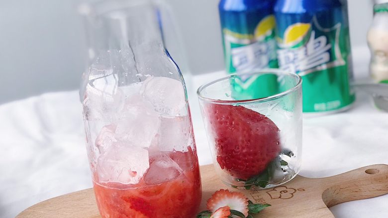 草莓气泡饮,加入适量冰块