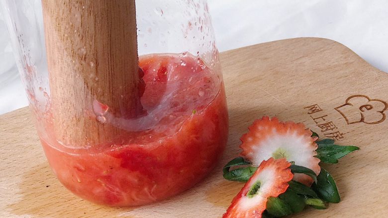 草莓气泡饮,用擀面杖（或者搅棒）压成泥状