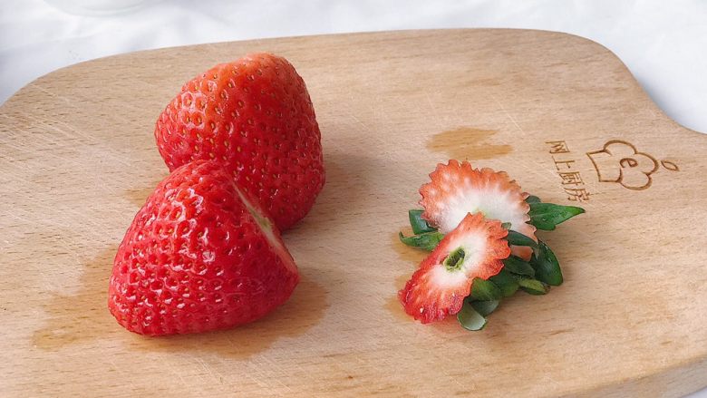 草莓气泡饮,食材处理：

草莓洗干净后去蒂（用盐水浸泡一会儿）

