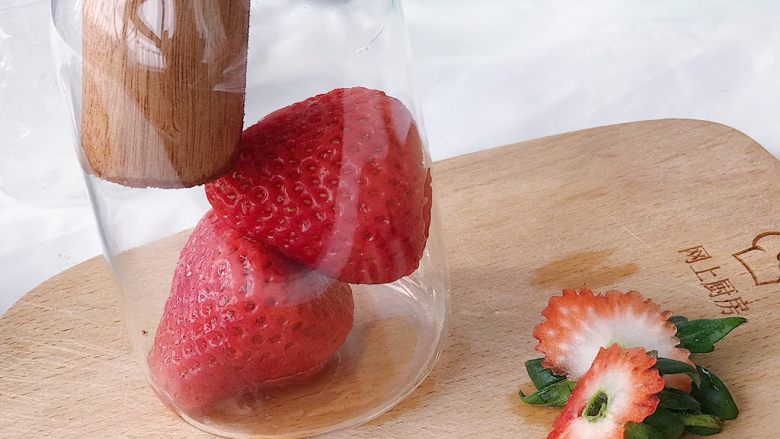 草莓气泡饮,将草莓放进瓶中