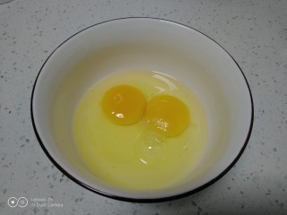 香煎馍片,鸡蛋打入碗中。