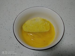 香煎馍片,放入馍片，使馍片均匀粘上蛋液。