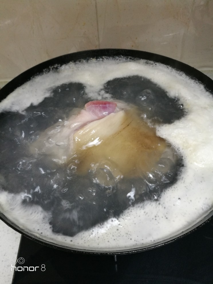 菜谱#东坡肘子#[创建于30/元~2019],起锅注水，猪肘子焯水，开锅后煮3~5分钟。