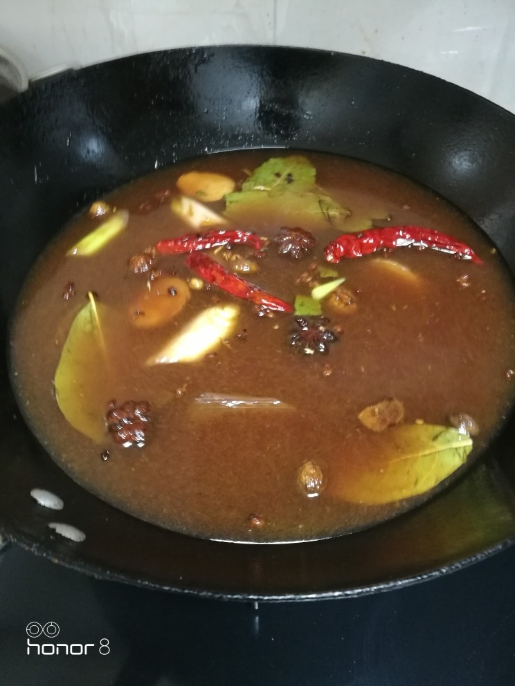 菜谱#东坡肘子#[创建于30/元~2019],把荷叶桑叶水倒入刚炒制的香辅材料锅中