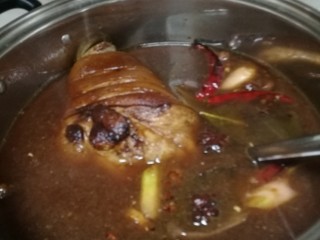 菜谱#东坡肘子#[创建于30/元~2019],把香料、荷叶、桑叶水倒放猪肘的汤锅内。