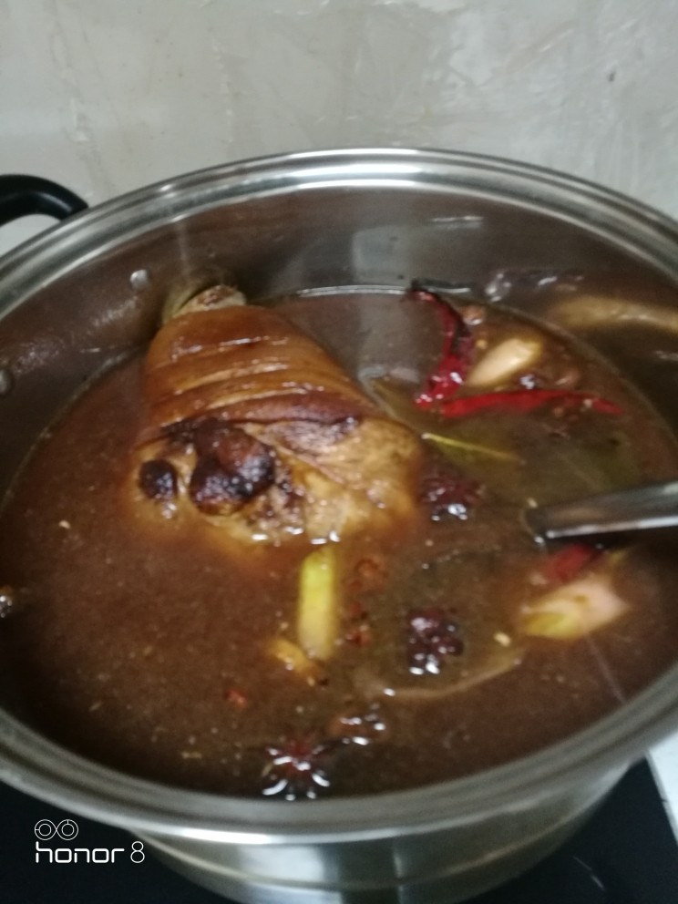 菜谱#东坡肘子#[创建于30/元~2019],把香料、荷叶、桑叶水倒放猪肘的汤锅内。