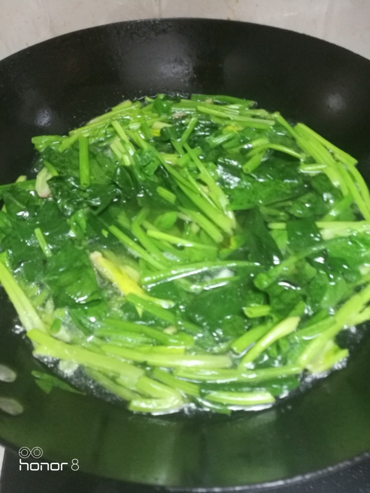 菜谱#东坡肘子#[创建于30/元~2019],起锅注水、放油、盐，菠菜焯水，开锅放菠菜，开锅涝起菠菜，以保持碧绿色。