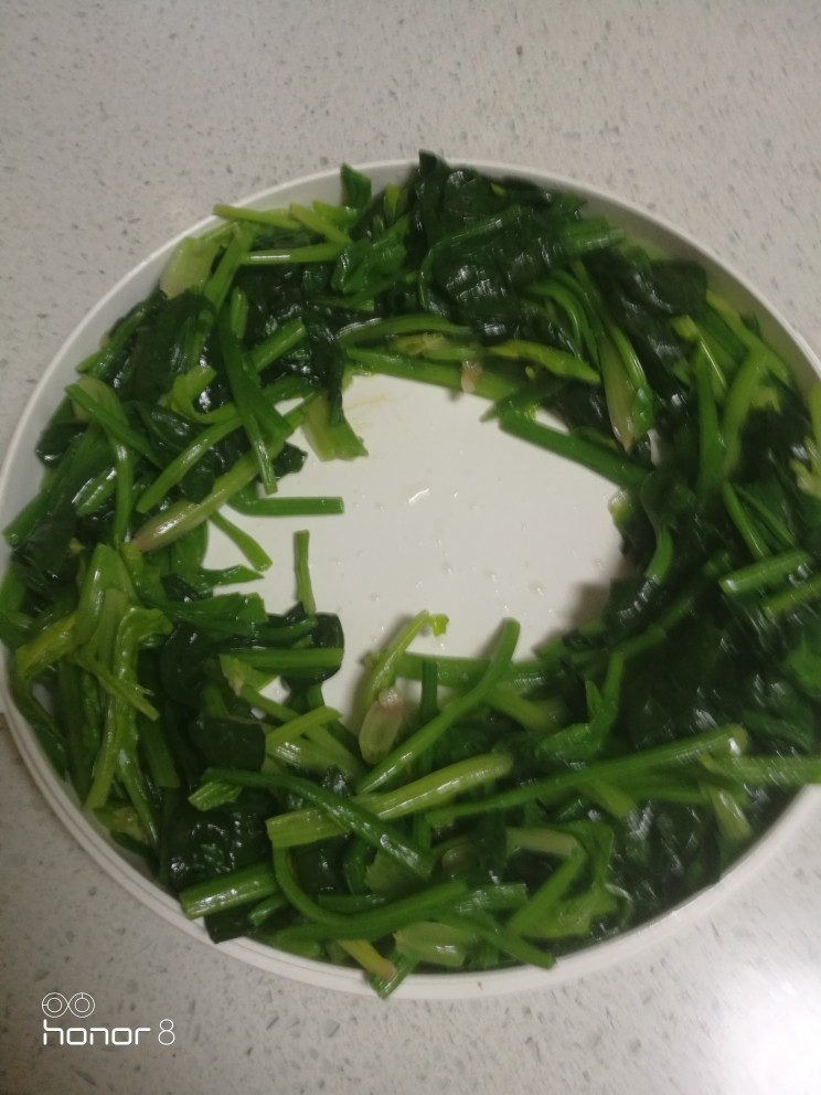菜谱#东坡肘子#[创建于30/元~2019],焯水的菠菜，涝起放凉摆盘。