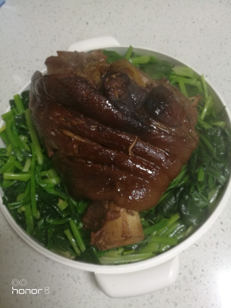 菜谱#东坡肘子#[创建于30/元~2019],从煮猪肘的汤锅中，涝起猪肘子装盘。