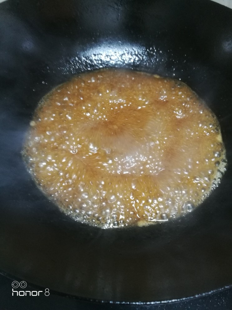 菜谱#东坡肘子#[创建于30/元~2019],起锅熬制汤锅中猪肘汁，起小泡，关火。