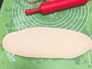 法棍面包,将面团擀成椭圆形。