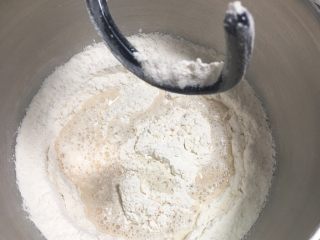 法棍面包,孵化后的发酵液倒入厨师机搅拌。