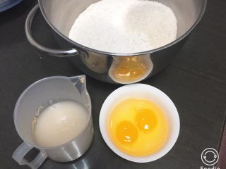 法棍面包,高筋粉和泡打粉放入厨师机，盐和细砂糖对角放，清水加温后放入发酵粉孵化。