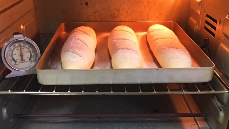 法棍面包,金盘送入烤箱180度烤制20分钟。
