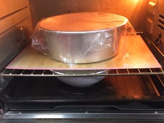 法棍面包,烤箱发酵档，底部放一碗热水，模具送入烤箱发酵60分钟。