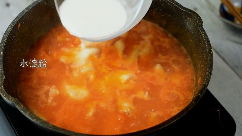 肉嫩无刺，补钙又开胃的番茄龙利鱼,倒入水淀粉，搅拌均匀。