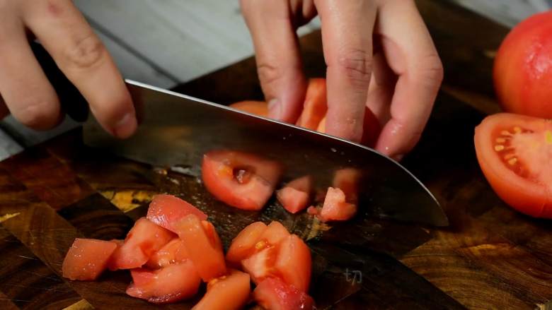 肉嫩无刺，补钙又开胃的番茄龙利鱼,去皮切成番茄丁。