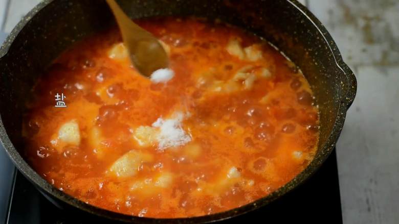 肉嫩无刺，补钙又开胃的番茄龙利鱼,倒入龙利鱼片煮1分钟，加入适量盐、糖。