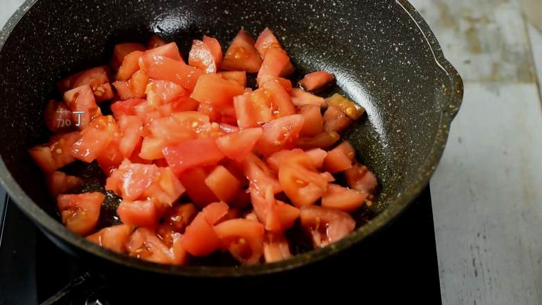 肉嫩无刺，补钙又开胃的番茄龙利鱼,热锅冷油，倒入番茄丁，中火翻炒至软化出汤汁。