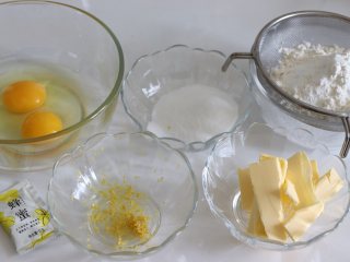 浪漫法甜心形玛德琳（贝壳蛋糕），甜过初恋,柠檬用盐搓洗干净后，取柠檬皮碎，不要刮刀白色的部分，会苦。