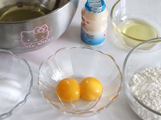 养乐多小蛋糕，不缩不裂完美小蛋糕,准备食材。鸡蛋分蛋到无水无油的干净盆中。