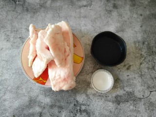 自制猪油,准备所需食材：猪板油、清水、食盐。