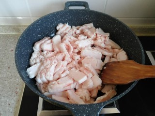 自制猪油,倒入炒锅 稍微翻拌几下。