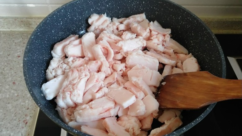 自制猪油,倒入炒锅 稍微翻拌几下。