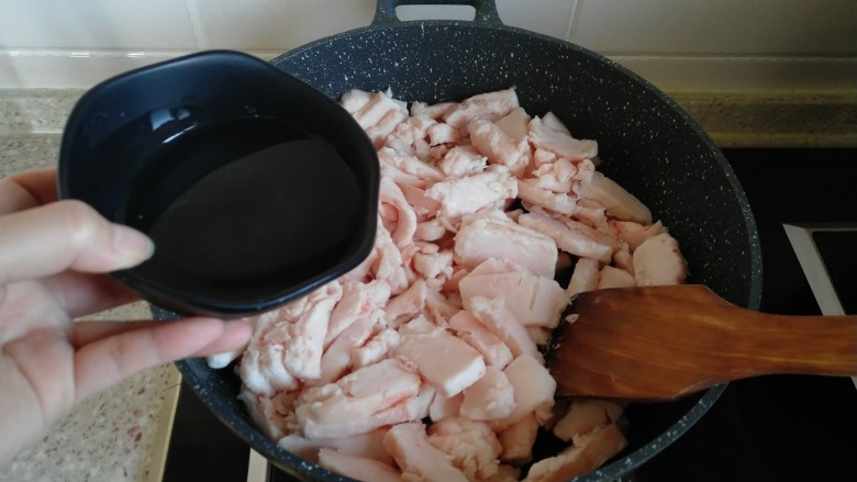 自制猪油,加入清水 搅拌均匀（加水是为了避免猪板油突然受热 焦掉 这样熬出的猪油冷却后也可以更白更香 ）。