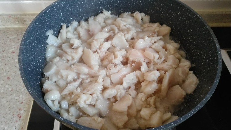 自制猪油,最小火慢慢熬制 中间记得要翻拌 避免粘锅。