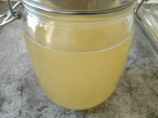 自制猪油,看~刚过滤出来的猪油有点像果汁 淡黄色还是蛮漂亮的。