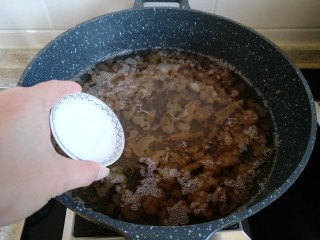 自制猪油,趁热放入食盐 稍微搅拌一下 使其快速融化（加盐也可以延长猪油存放时间）。