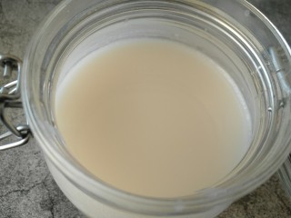 自制猪油,全部过滤完成后 瓶子敞口放置猪油自然冷却 凝固后即可呈现出奶白色的猪油。 