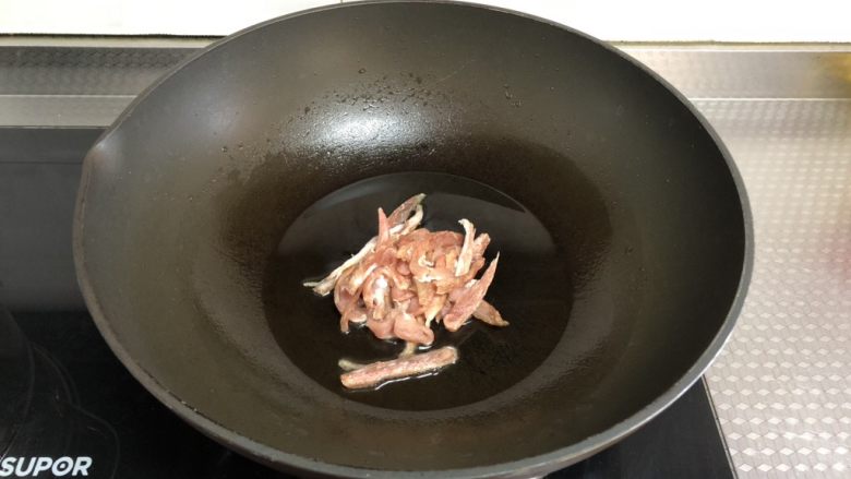 榨菜肉丝米粉（干拌）,猪肉丝热油下锅翻炒至变色