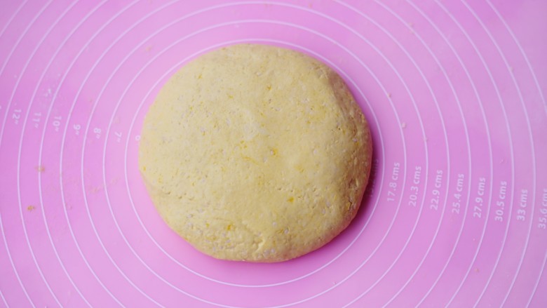 烤箱低油版奶香烤南瓜芝麻饼,揉成的面团。
