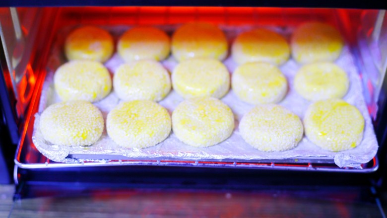烤箱低油版奶香烤南瓜芝麻饼,.放入提前预热的烤箱中，上下火170℃烤30分钟即可。