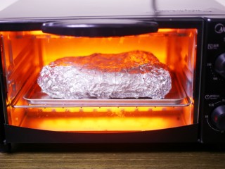 奶香味十足的烤玉米,预热烤箱220度，待烤箱预热好后放入玉米，上下火烤25分钟左右即可。