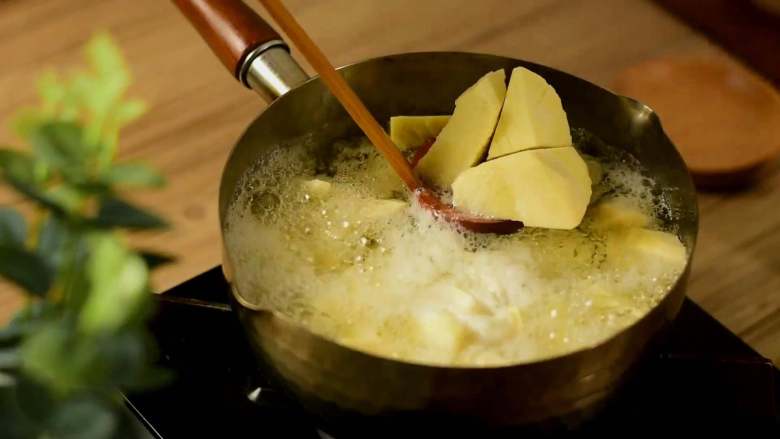 香菇油焖冬笋，这道浓油赤酱的素菜比荤菜都下饭,开水中加入盐，倒入冬笋焯水后捞出备用。