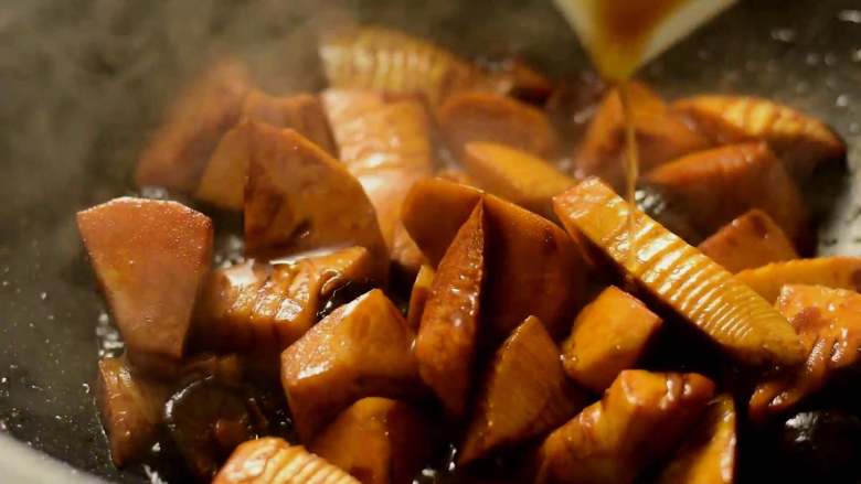 香菇油焖冬笋，这道浓油赤酱的素菜比荤菜都下饭,大火收汁后，出锅前淋入香油即可。