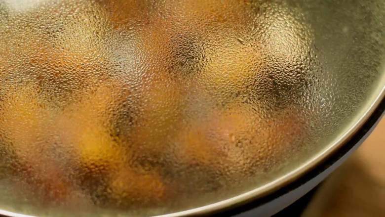 香菇油焖冬笋，这道浓油赤酱的素菜比荤菜都下饭,倒入少许清水，大火烧开加盖焖3~5分钟。