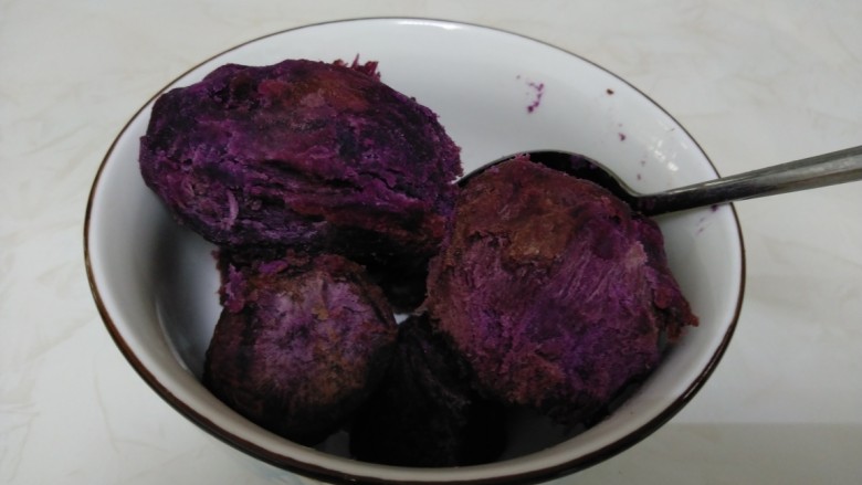 蜂蜜紫薯丸子,去皮。