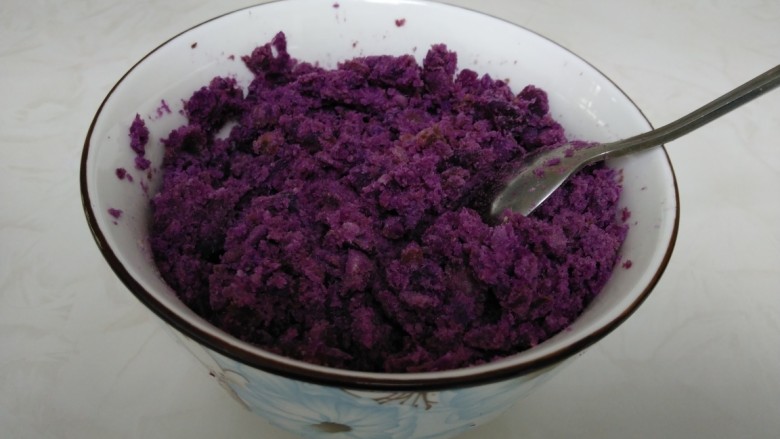 蜂蜜紫薯丸子,用勺子压碎。