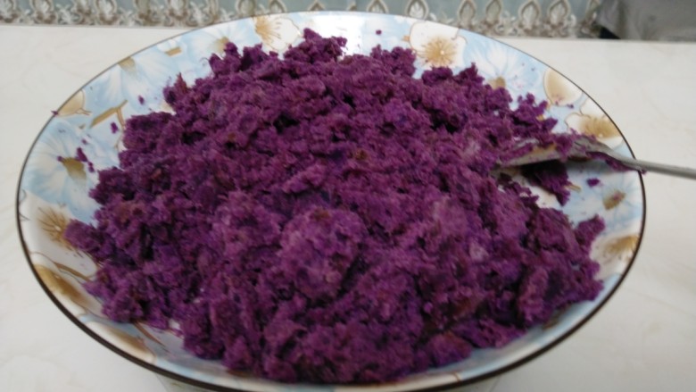 蜂蜜紫薯丸子,搅拌均匀。