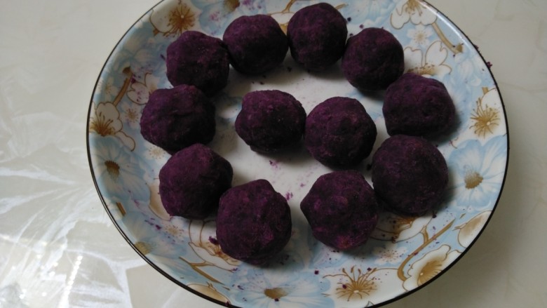 蜂蜜紫薯丸子,团成25克的丸子。