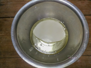 数字蛋糕,玉米油和牛奶倒入盆中