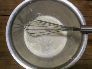 数字蛋糕,过筛加入低筋面粉，划Z字搅拌均匀